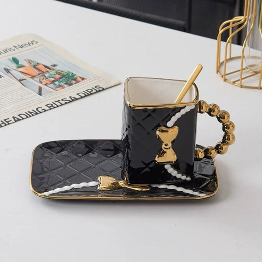 CHOPE CERAMIQUE EN FORME SAC A MAIN POIGNÈ DORÈ AVEC SOUS TASSE -360ML-