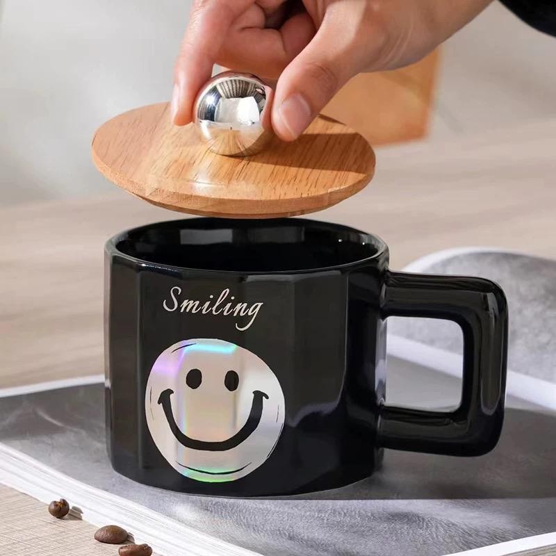 CHOPE CERAMIQUE AVEC COUVERCLE EN BOIS A MOTIF SMILE -450ML-