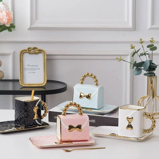 CHOPE CERAMIQUE EN FORME SAC A MAIN POIGNÈ DORÈ AVEC SOUS TASSE -360ML-