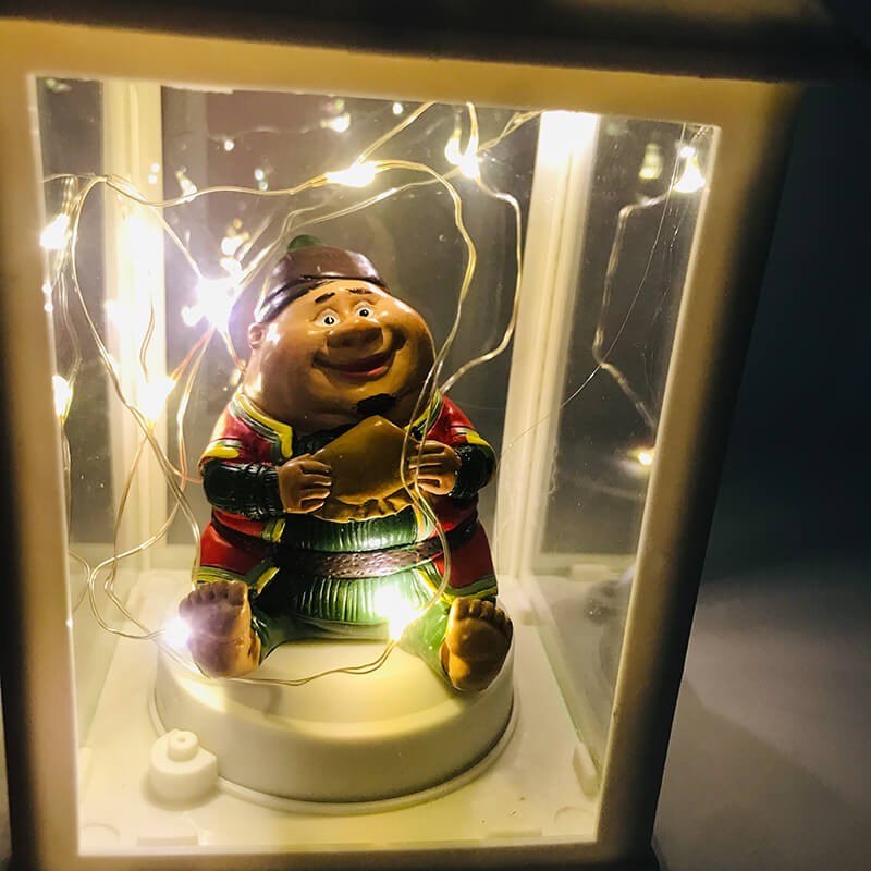 LANTERNE LED AVEC PIECE DECORATIVE EN RESINE - FANANIS-