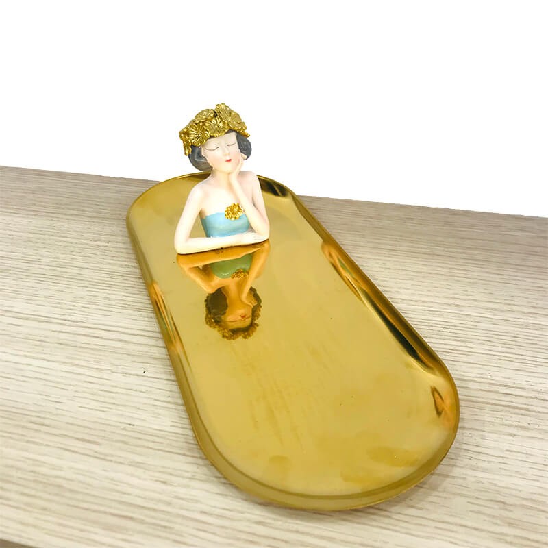 PLATEAU AVEC PIECE DECORATIVE EN RESINE