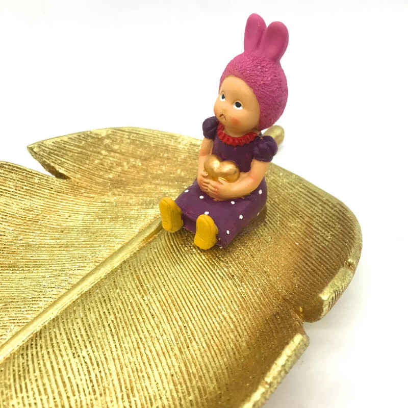 PLATEAU AVEC PIECE DECORATIVE EN RESINE